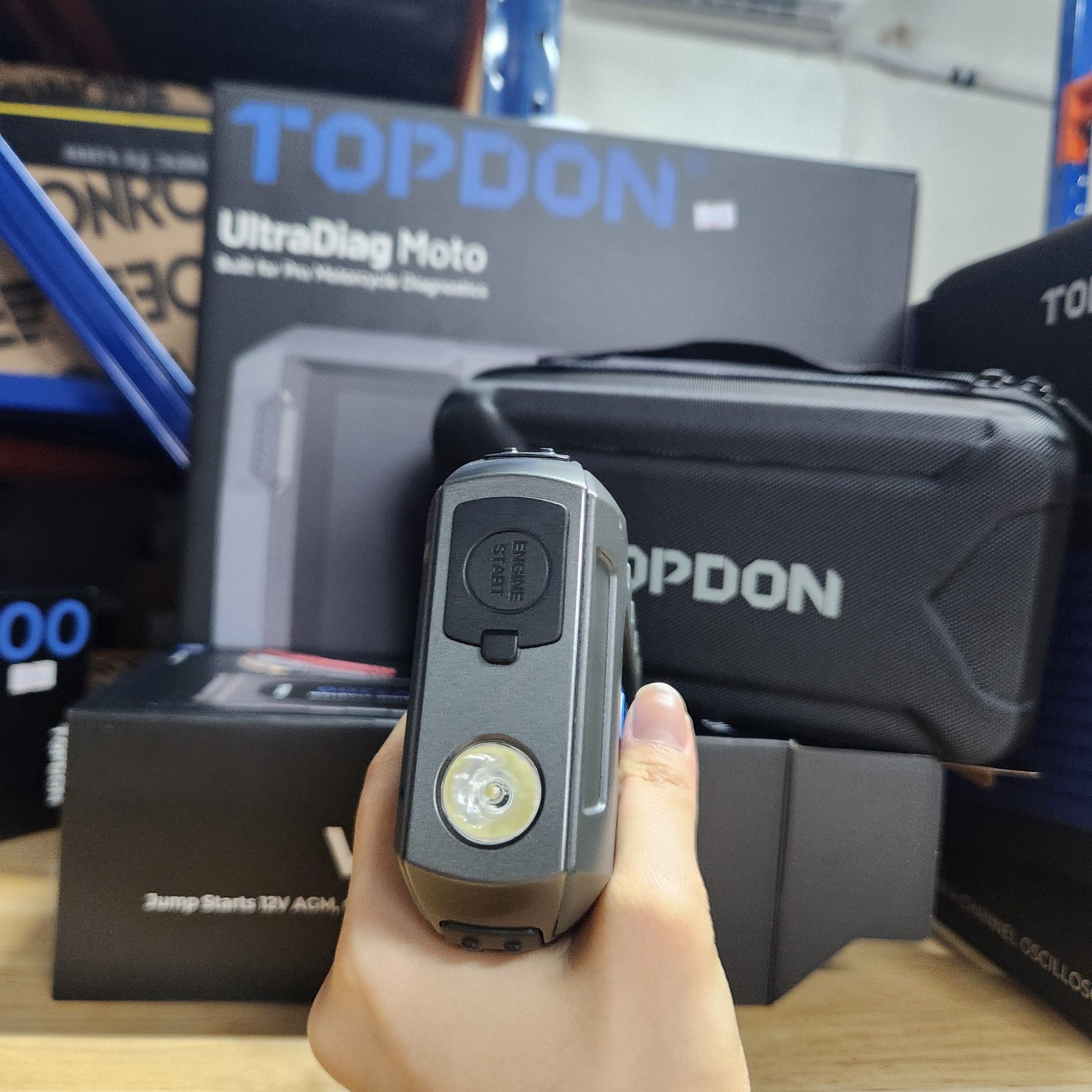 TOPDON V2200 – Kích Bình 2200A Sạc Nhanh PD60W 6 TOPDON V2200 – Kích Bình 2200A Sạc Nhanh PD60W - Ảnh 6