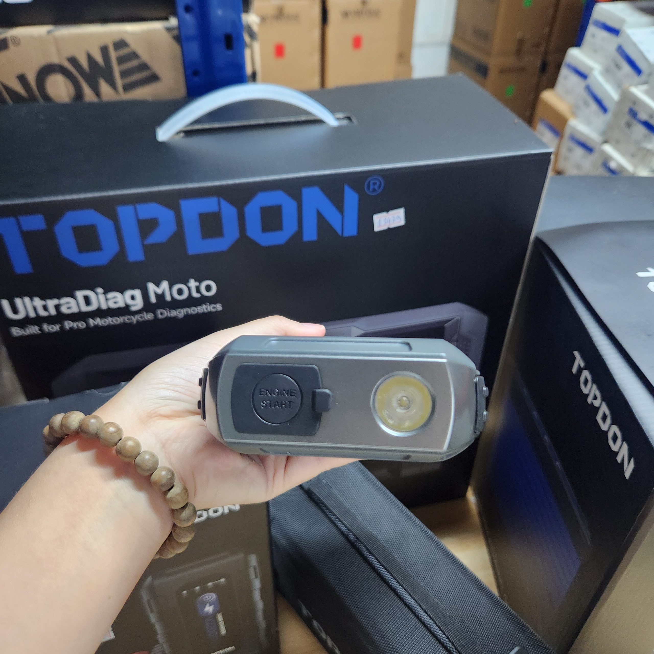 TOPDON V2200PLUS – Kích bình 2200A, sạc nhanh PD60W 4 TOPDON V2200PLUS – Kích bình 2200A, sạc nhanh PD60W - Ảnh 4