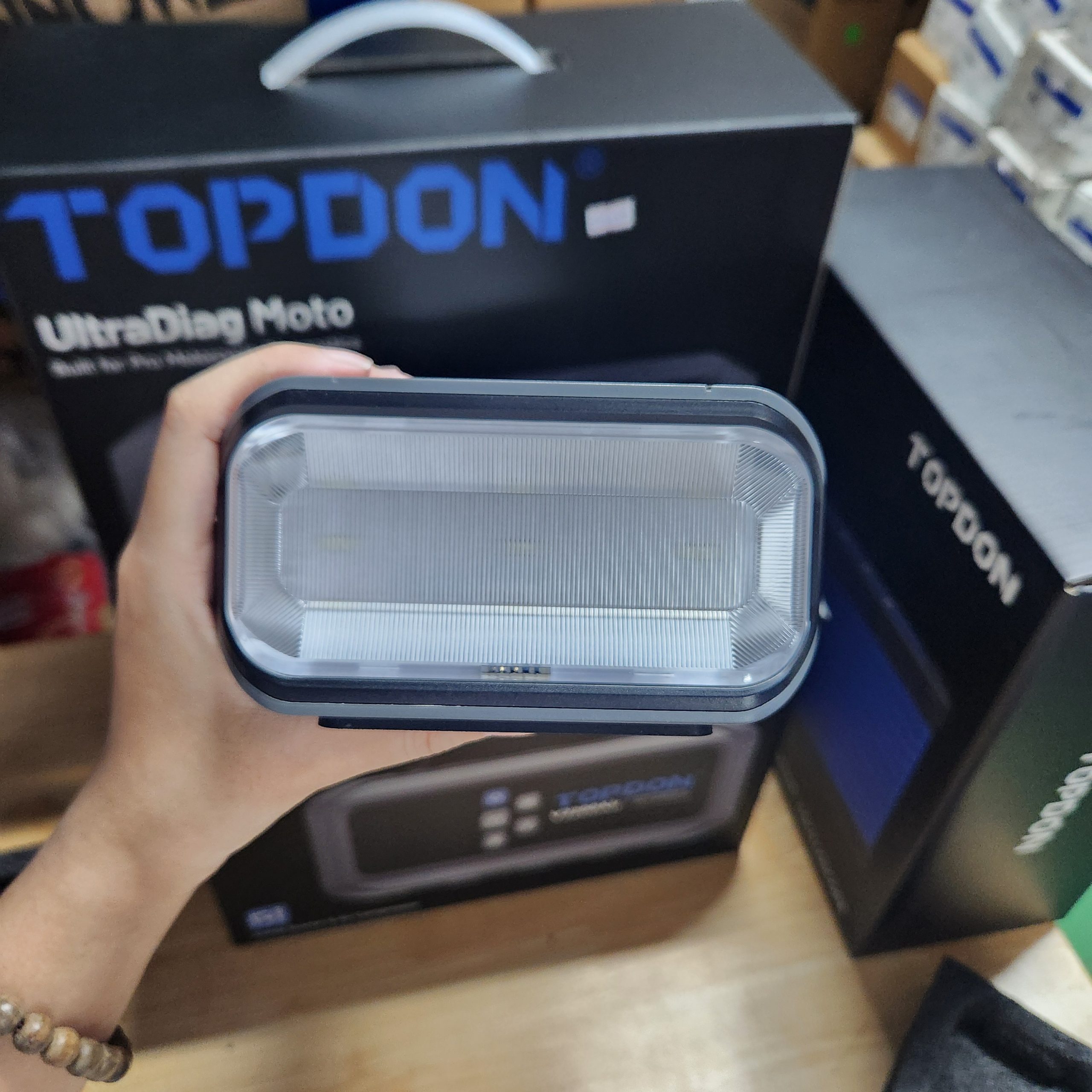 TOPDON V2200Air – Kích bình 2200A tích hợp bơm lốp 150 PSI 8 TOPDON V2200Air – Kích bình 2200A tích hợp bơm lốp 150 PSI - Ảnh 8