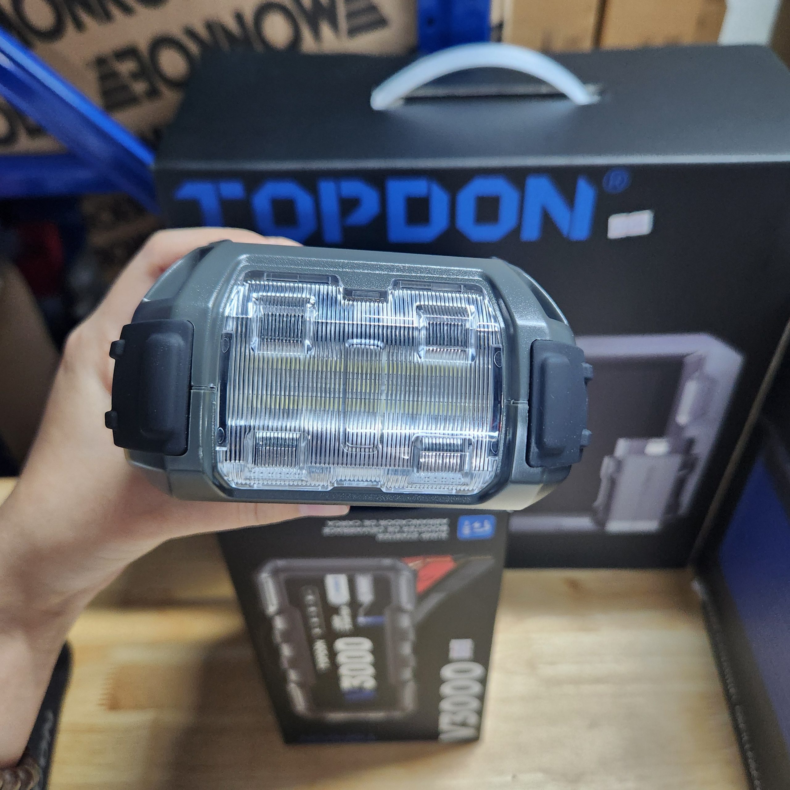 TOPDON V3000 – Kích Bình 3000A Cho SUV & Xe Động Cơ Lớn 5 TOPDON V3000 – Kích Bình 3000A Cho SUV & Xe Động Cơ Lớn - Ảnh 5